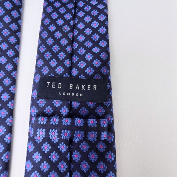 TED BAKER London- 100% Silk Repetitive Flower and Dot Pattern Neck Tie - Picture 4 of 7